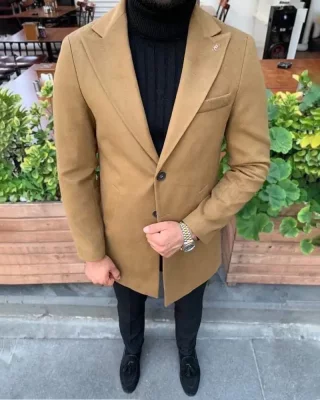 Men's winter coat with a sharp collar brown